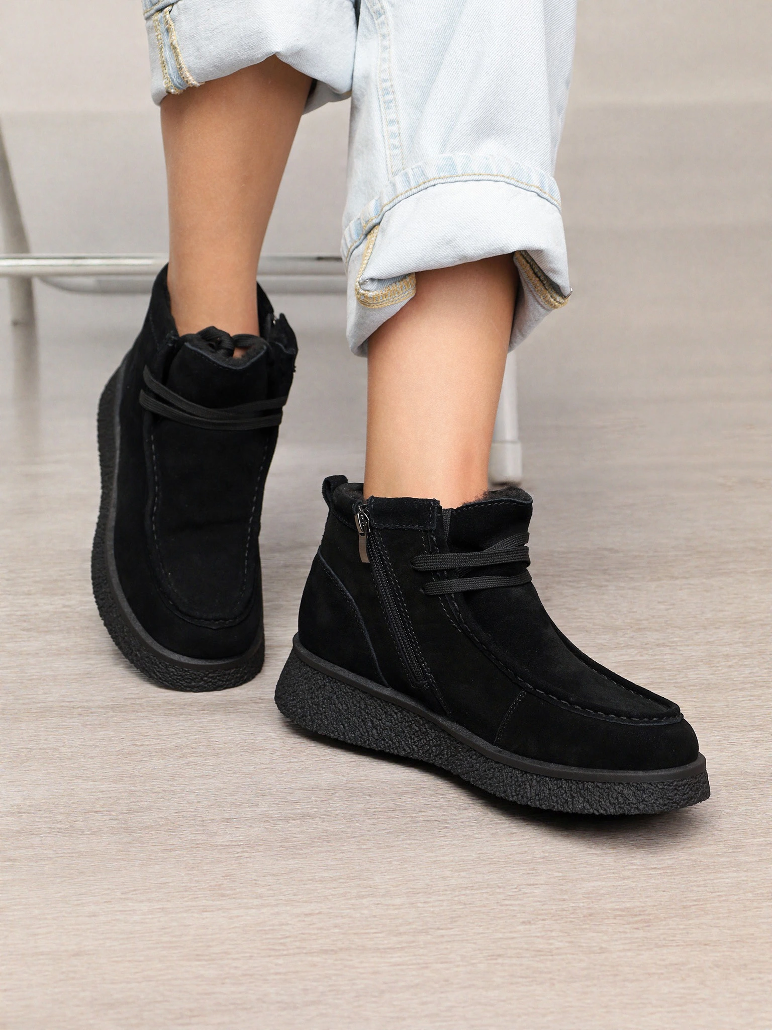 Ботинки черного цвета из натуральной замшы на средней платформе